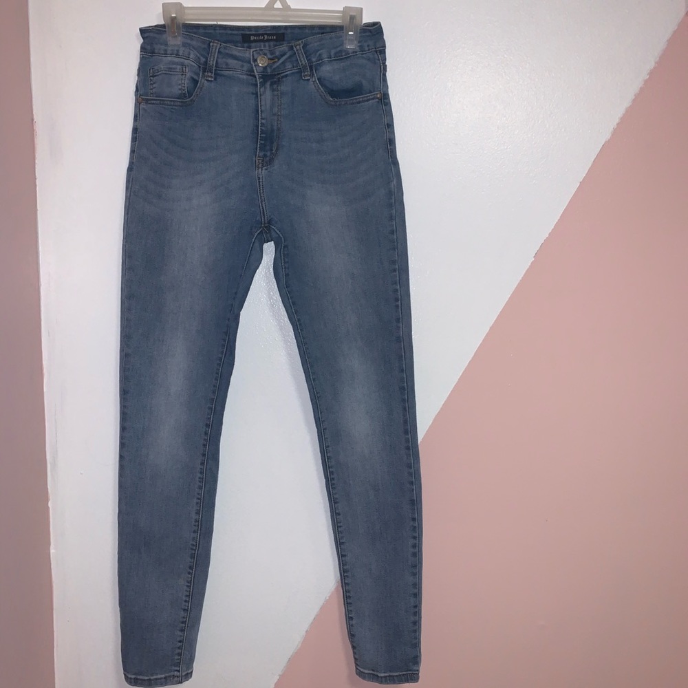 medium wash jeans🤍